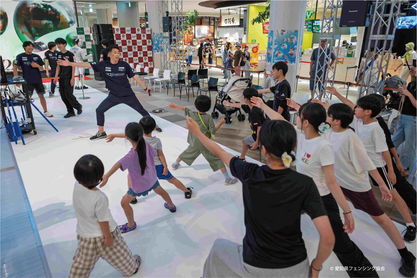 フェンシングを体験する人々